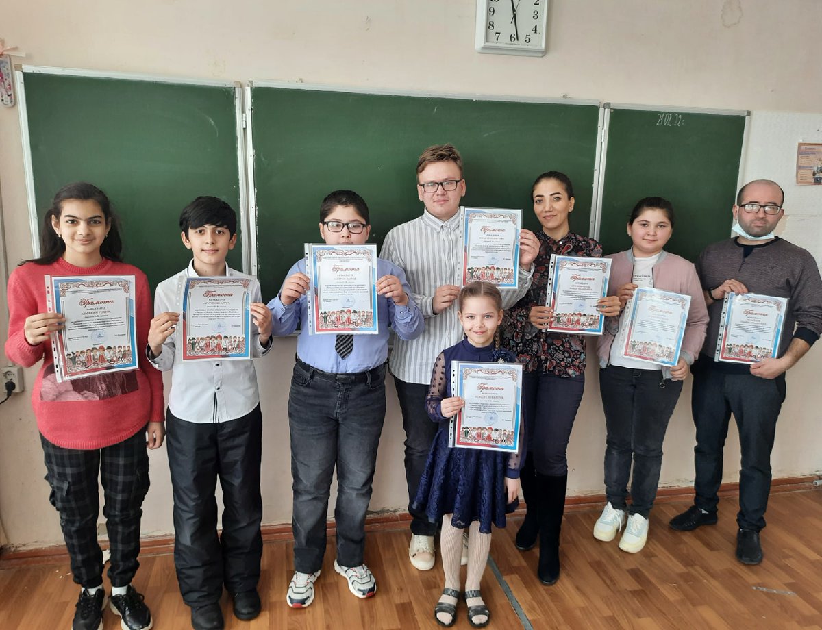 gbou_chap_13's tweet image. В рамках празднования Международного дня родного языка в #ГБОУСОШ13гоЧапаевск прошел творческий флешмоб «Читаем стихи на языках народов России», в котором приняли участие  ученики и учителя школы, прочитав стихотворения на своем родном языке: русском, армянском, азербайджанском.