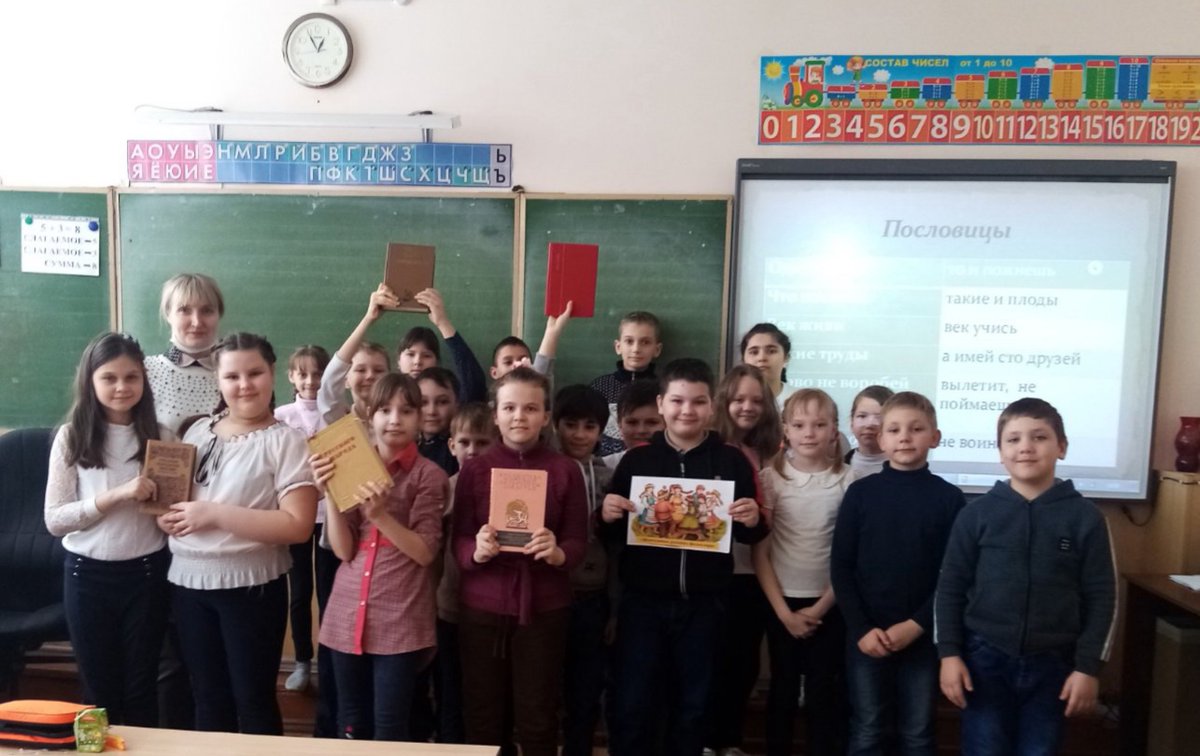 gbou_chap_13's tweet image. В рамках празднования Международного дня родного языка в #ГБОУСОШ13гоЧапаевск прошел творческий флешмоб «Читаем стихи на языках народов России», в котором приняли участие  ученики и учителя школы, прочитав стихотворения на своем родном языке: русском, армянском, азербайджанском.