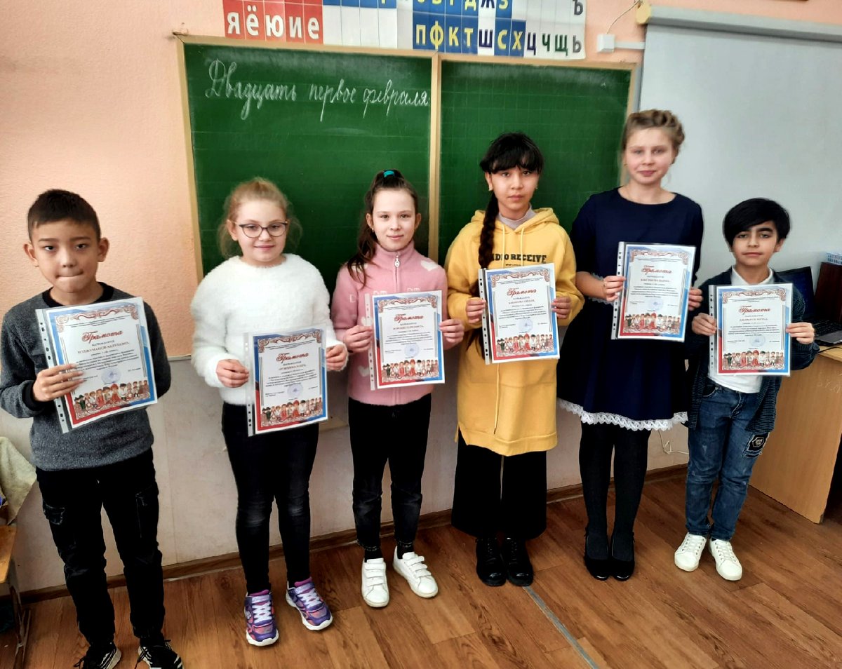 gbou_chap_13's tweet image. В рамках празднования Международного дня родного языка в #ГБОУСОШ13гоЧапаевск прошел творческий флешмоб «Читаем стихи на языках народов России», в котором приняли участие  ученики и учителя школы, прочитав стихотворения на своем родном языке: русском, армянском, азербайджанском.