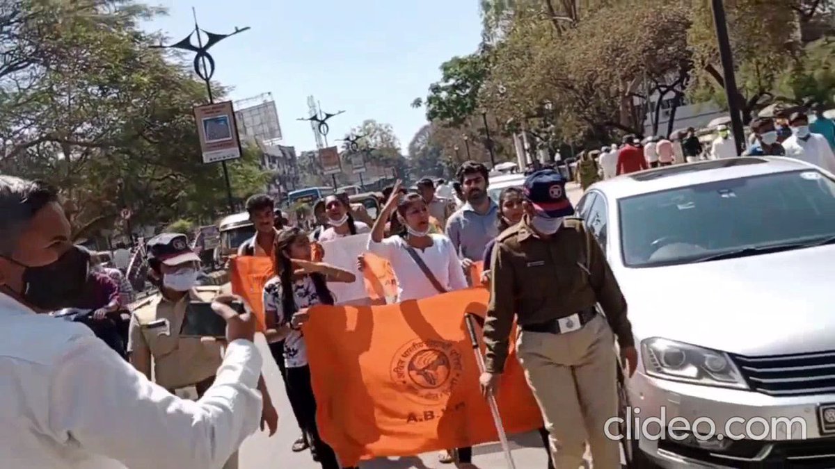 abvp_nashik's tweet photo. आज अभाविप नाशिक तर्फे शिक्षण क्षेत्रात राजकीय हस्तक्षेप करण्यासाठी महाविकास आघाडी सरकारने महाराष्ट्र विद्यापीठ कायद्यात केलेल्या बदलाच्या विरोधात जुने सी.बी.एस. ते जिल्हाधिकारी कार्यालय दरम्यान ढोल बजाओ विद्यार्थी आक्रोश मोर्चा काढण्यात आला.

#NoPoliticsInUniversity https://t.co/jD5J5kMDnZ