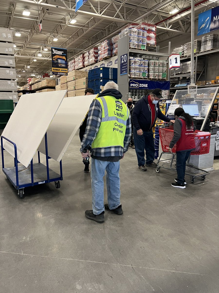 ShannonPRO1583's tweet photo. Who’s short on cashiers?! Not us! We have back up ! Our #PROLoader always jumps in! #NoLinesNoWaiting thank you Frank 💪🏼 https://t.co/ziDc8Icyux