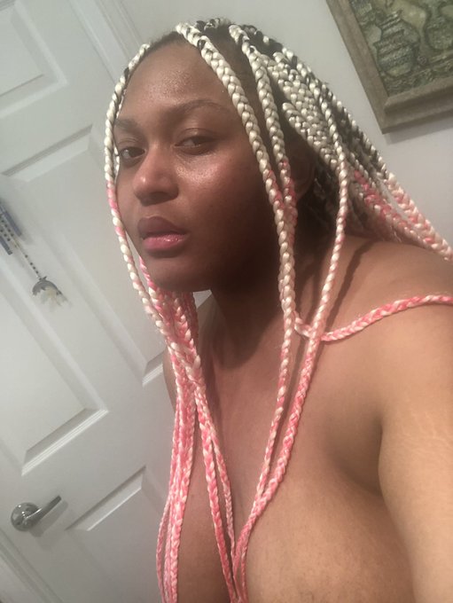 2 pic. Join me in the shower https://t.co/k6LHr3cKYT