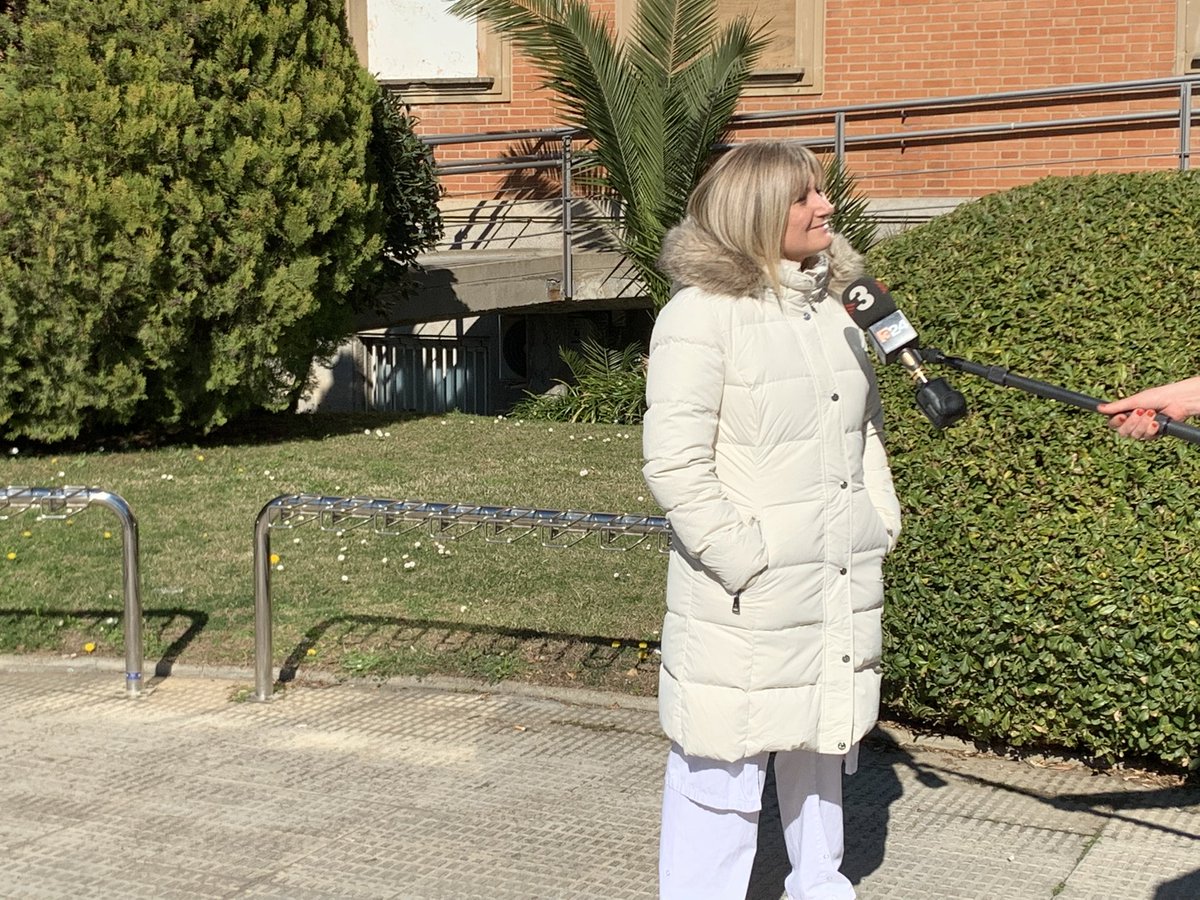 SietessTecnicos's tweet photo. Hoy nos tocó grabar para @tv3cat @324cat en @htrueta sobre el problema de la falta de equiparación de nuestros títulos con los de #UE esperemos que el 23 toda la ciudadanía sepa que los #TSS no podemos circular por #Europa #equiparcionya #gradouniversitario https://t.co/DIjkd7pdhu