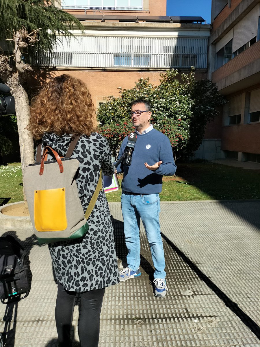SietessTecnicos's tweet photo. Hoy nos tocó grabar para @tv3cat @324cat en @htrueta sobre el problema de la falta de equiparación de nuestros títulos con los de #UE esperemos que el 23 toda la ciudadanía sepa que los #TSS no podemos circular por #Europa #equiparcionya #gradouniversitario https://t.co/DIjkd7pdhu