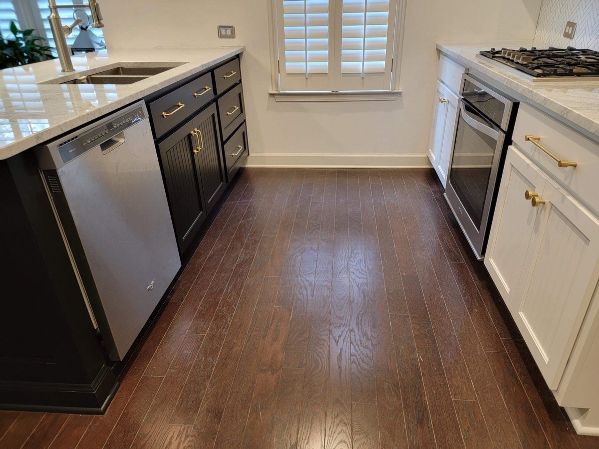 CCFFcompany's tweet photo. Trending: Gold Hardware. The trend continues to hold strong. 😊 Here is a picture of a kitchen we installed last week.
#blackcabinets #cabinetdetails #brasshandles #kitchenhardware
#kitchenhandle #goldhandles #decorativehardware
#creativecabinetsff #creativecabinets https://t.co/ddZUS5Ulyr