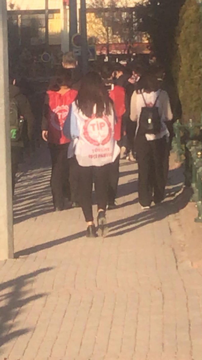 Bugün gençlik dergimizi dağıtan arkadaşlarımız polis takibinde tutulmuş, ailelerine fotoğraf gönderilerek korkutulmaya ve engellenmeye çalışılmıştır.

Geleceği için mücadele eden gençleri yıldırma politikalarınız ile engelleyemezsiniz!

Biat Değil İnat Ediyoruz!