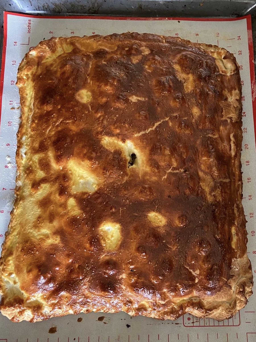 Чем пахнет счастье? Говорят, домашними пирогами… А сегодня - День женского счастья. Что же такое женское счастье? Сегодня родились следующие строки… Возможно, это будущая песня?☀️