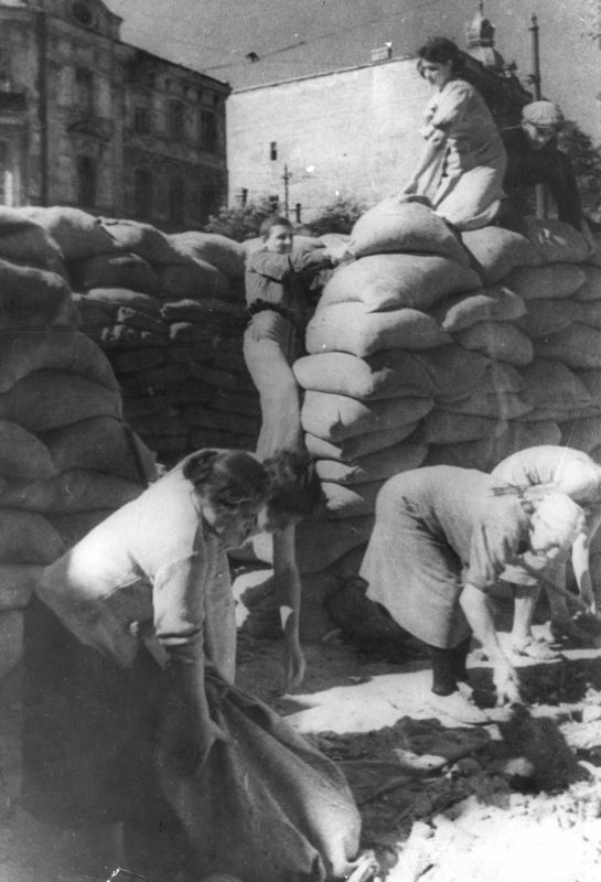 Местные жители возводят баррикады на одной из улиц Одессы. 1941 год.
Автор снимка Борис Шейнин