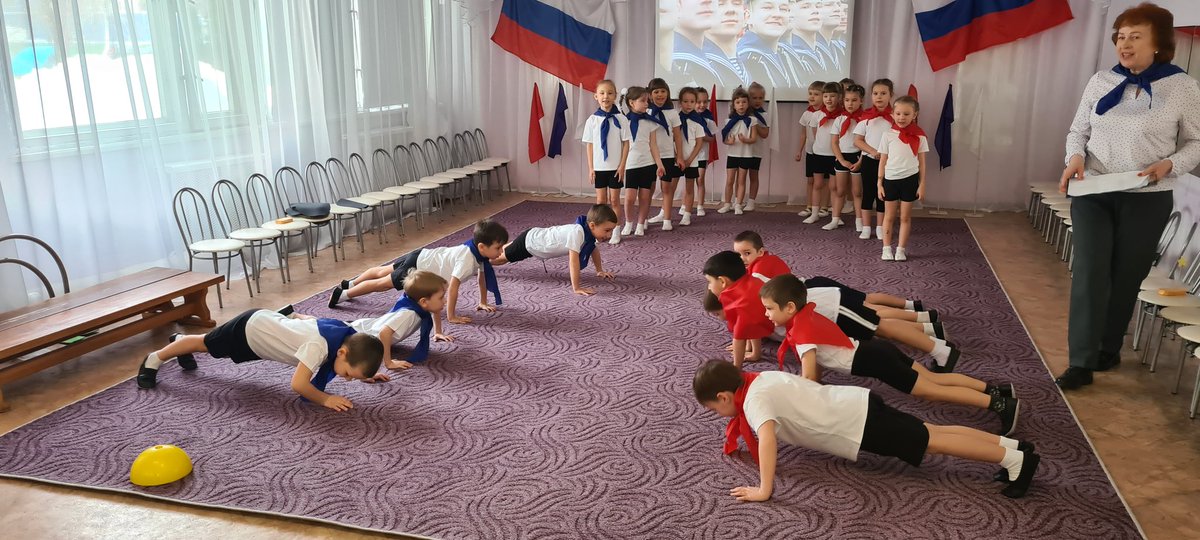 Мальчики группы "Фиалка" самые ловкие, смелые, сильные! Настоящие защитники! Так держать! Дети пели песни, читали стихи, получили "море" положительных эмоций.