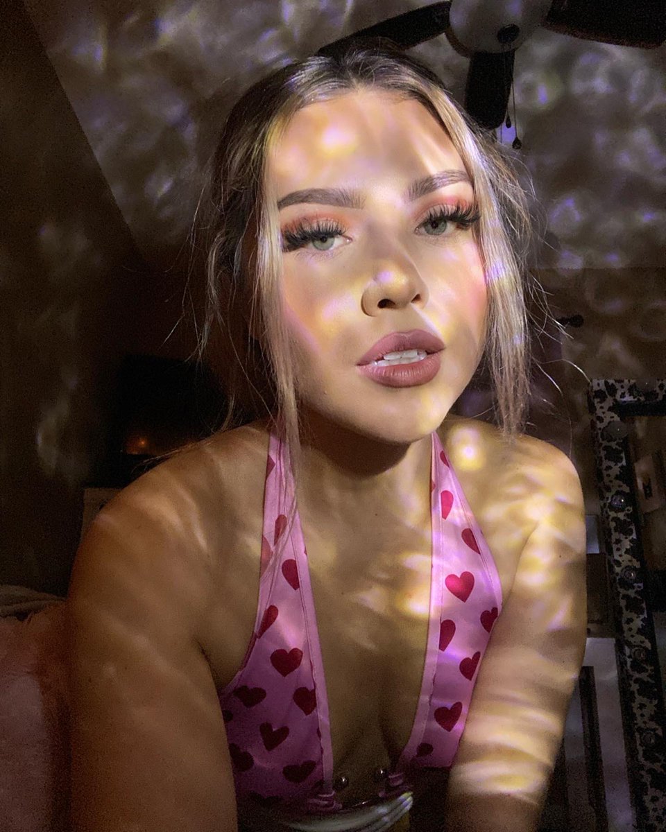 brianna on X: bedroom flicks t.cojwY6Lb1FwQ  X