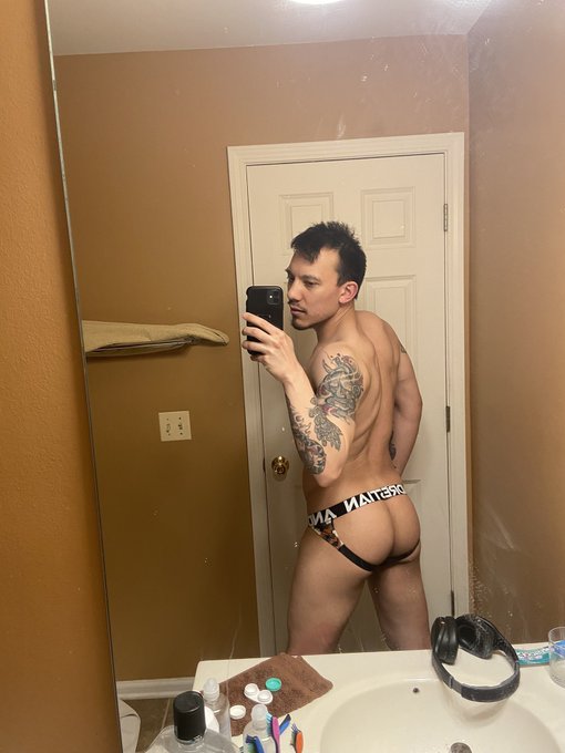 2 pic. You like? ? #contentmarketing #OnlyFansCollab #LGBT #FYP #andrewchristian #jockass #gay https://t