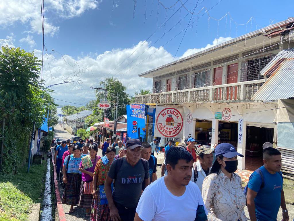 SLorenaTeo's tweet photo. Con el objeto de fiscalizar la función del INAB Guatemala en apoyo a nuestras comunidades de Aldea Plan Grande Tatín y Blue Creek, se procedió a la firma de 73 contratos en el marco de los incentivos #PINPEP, los cuales buscan conservar nuestros bosques y trabajo comunitario. https://t.co/6fYbpLsmqV