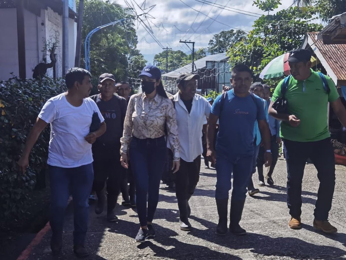 SLorenaTeo's tweet photo. Con el objeto de fiscalizar la función del INAB Guatemala en apoyo a nuestras comunidades de Aldea Plan Grande Tatín y Blue Creek, se procedió a la firma de 73 contratos en el marco de los incentivos #PINPEP, los cuales buscan conservar nuestros bosques y trabajo comunitario. https://t.co/6fYbpLsmqV