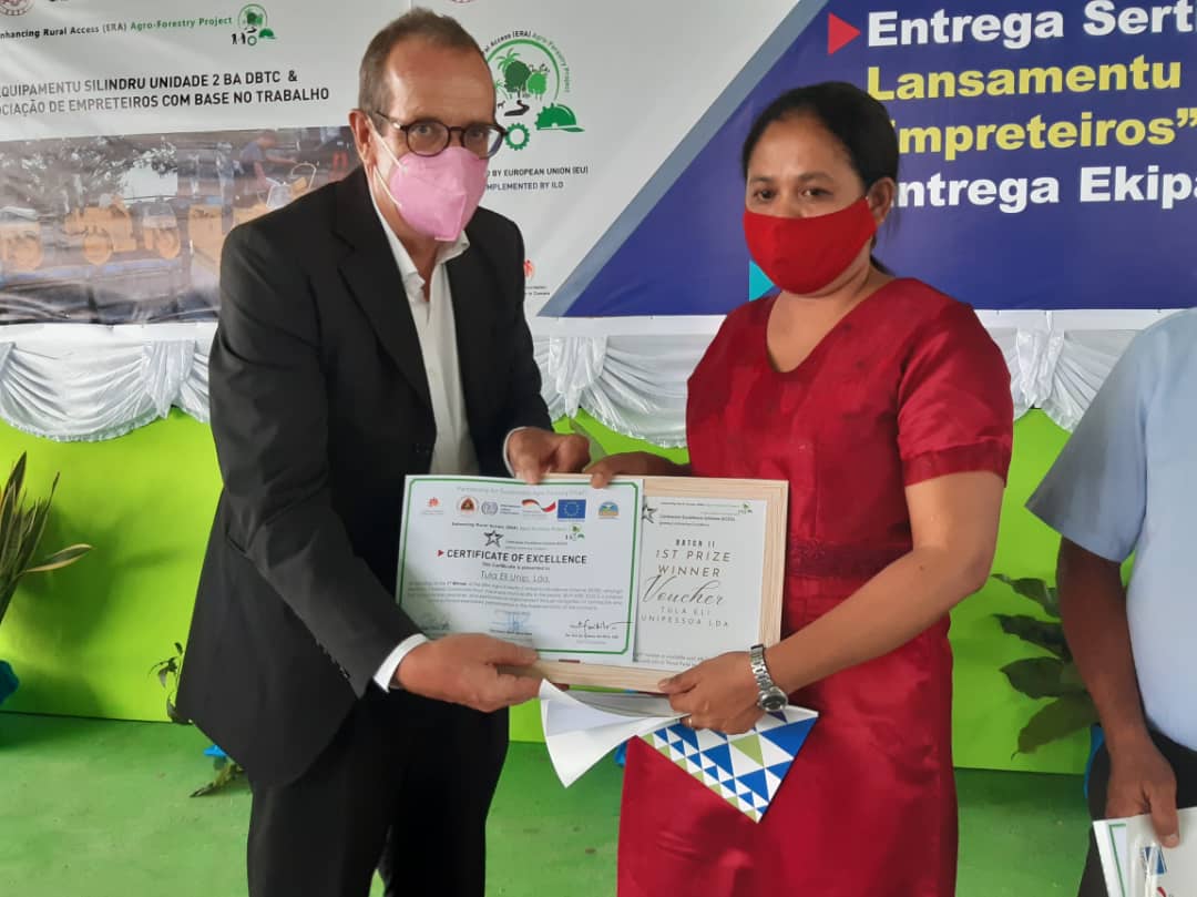 EU_TimorLeste's tweet photo. The🇪🇺's support for private sector growth aims to ensure the effective development of rural&amp;agro-forestry communities in #TimorLeste🇹🇱.@Andrew_JacobsEU🇪🇺 Amb. launched a contractors' association➕handed over equipment&amp;certificates, under @ERA_AF_TL project. @giz_gmbh @ilo https://t.co/UWS9TjIhEc
