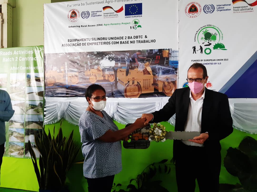 EU_TimorLeste's tweet photo. The🇪🇺's support for private sector growth aims to ensure the effective development of rural&amp;agro-forestry communities in #TimorLeste🇹🇱.@Andrew_JacobsEU🇪🇺 Amb. launched a contractors' association➕handed over equipment&amp;certificates, under @ERA_AF_TL project. @giz_gmbh @ilo https://t.co/UWS9TjIhEc