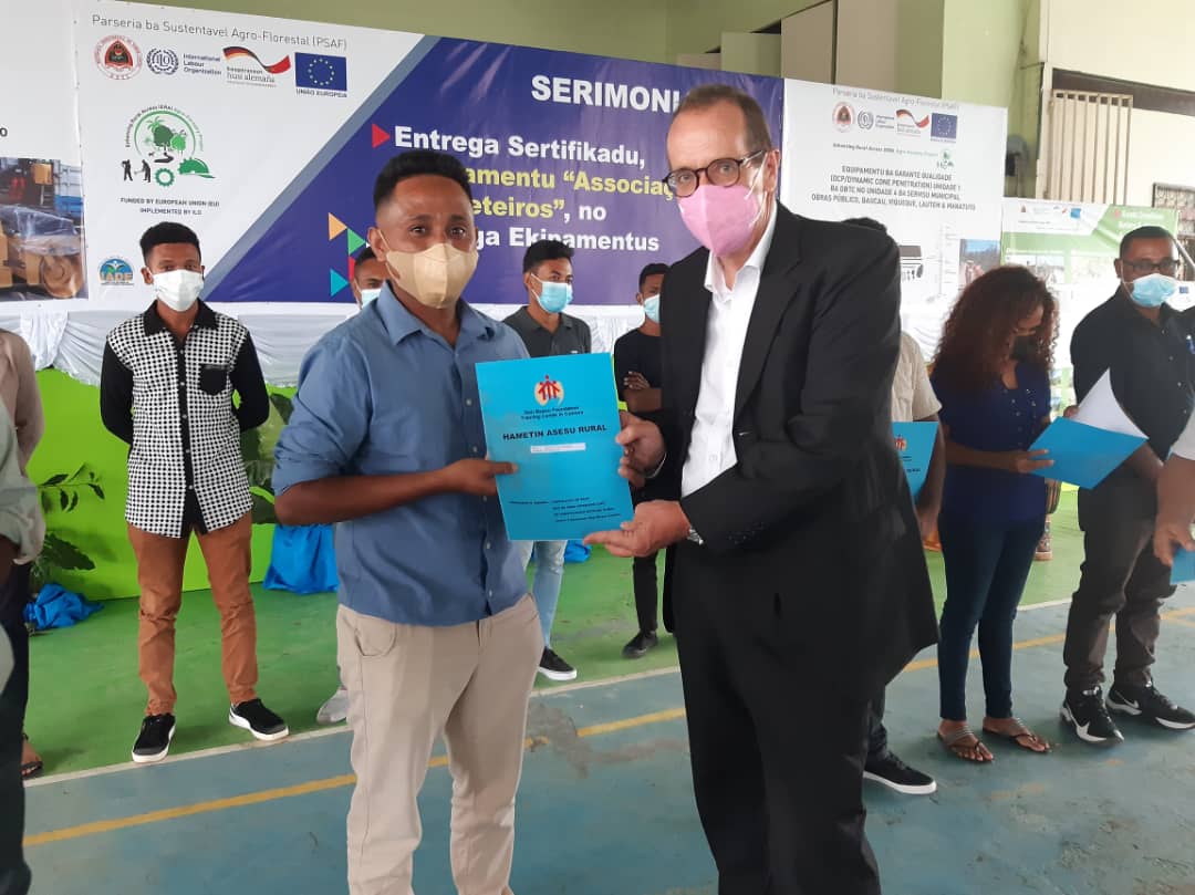 EU_TimorLeste's tweet photo. The🇪🇺's support for private sector growth aims to ensure the effective development of rural&amp;agro-forestry communities in #TimorLeste🇹🇱.@Andrew_JacobsEU🇪🇺 Amb. launched a contractors' association➕handed over equipment&amp;certificates, under @ERA_AF_TL project. @giz_gmbh @ilo https://t.co/UWS9TjIhEc
