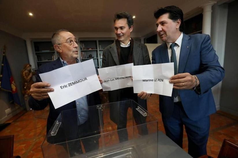 Limportant_fr's tweet photo. Zemmour, Le Pen, Mélenchon: trois maires varois tirent au sort leur parrainage pour les présidentielles https://t.co/SkeghtH9nE @Var_Matin https://t.co/Ki6ZBwJ9gA
