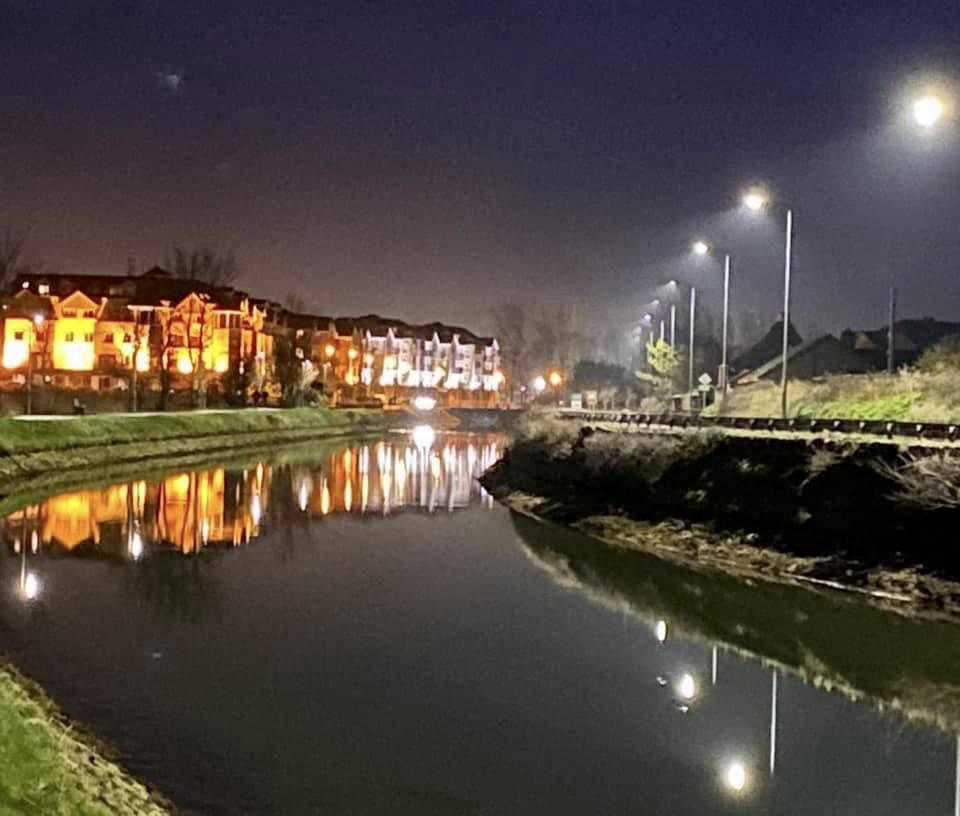 Cat_1964's tweet photo. The free pleasure of walking alongside the #MarinaApartments and #TraleeCanal day and night, who wants to live in a stressful city? Not me! #Tralee #LoveTralee #WildAtlanticWay https://t.co/m4C4Rm3hDa