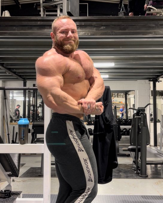 Big hairy chest pump today 💪 https://t.co/4ehaMHntzy