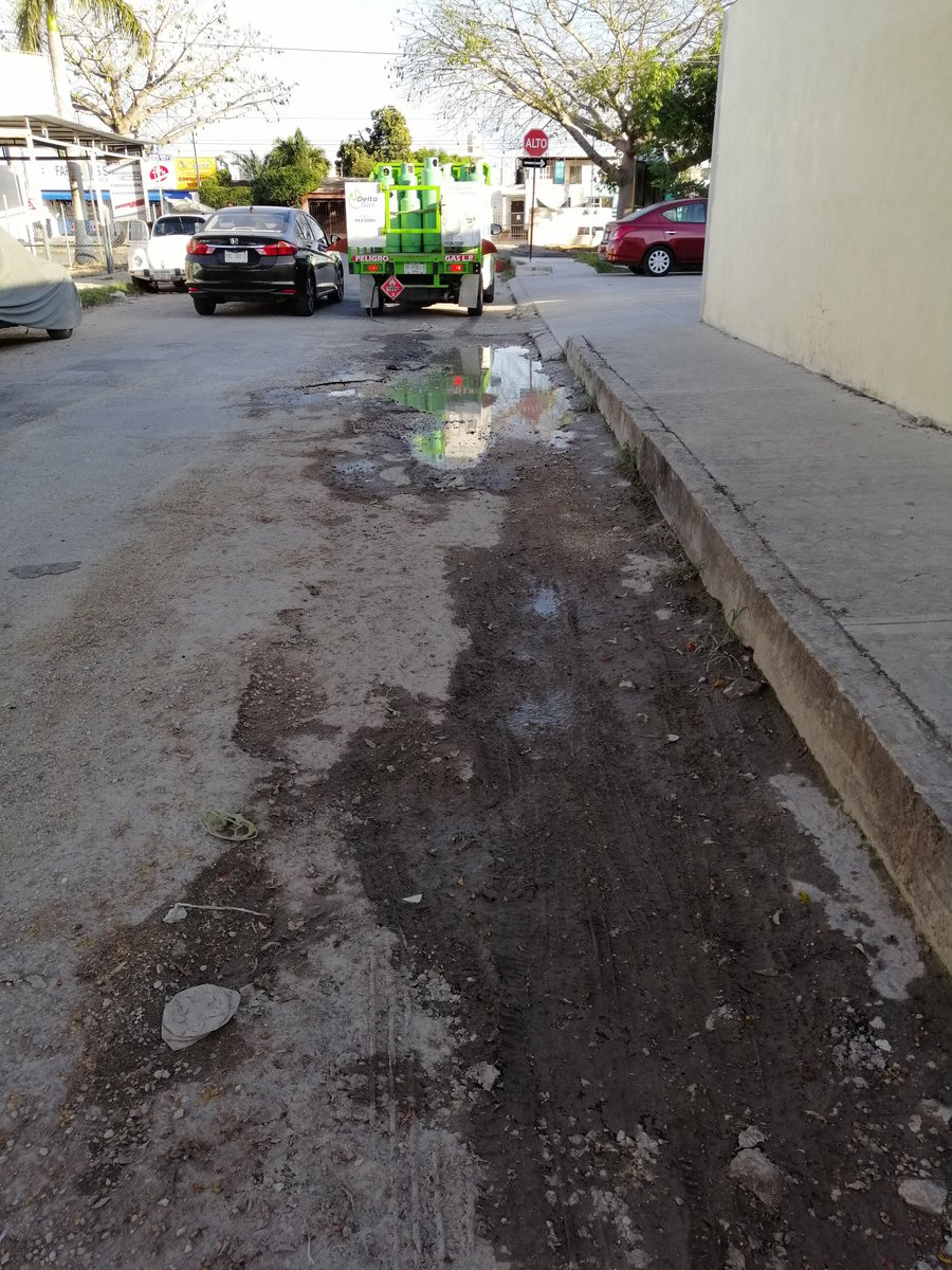 ManuelCervera10's tweet photo. @AyuntaMerida @SPMerida_ @RenanBarrera solicitamos su apoyo para arreglar este bache, esta en la col lindavista c. 21 X c. 40 y Av. Mérida 2000,gracias https://t.co/tbek9XVAbW