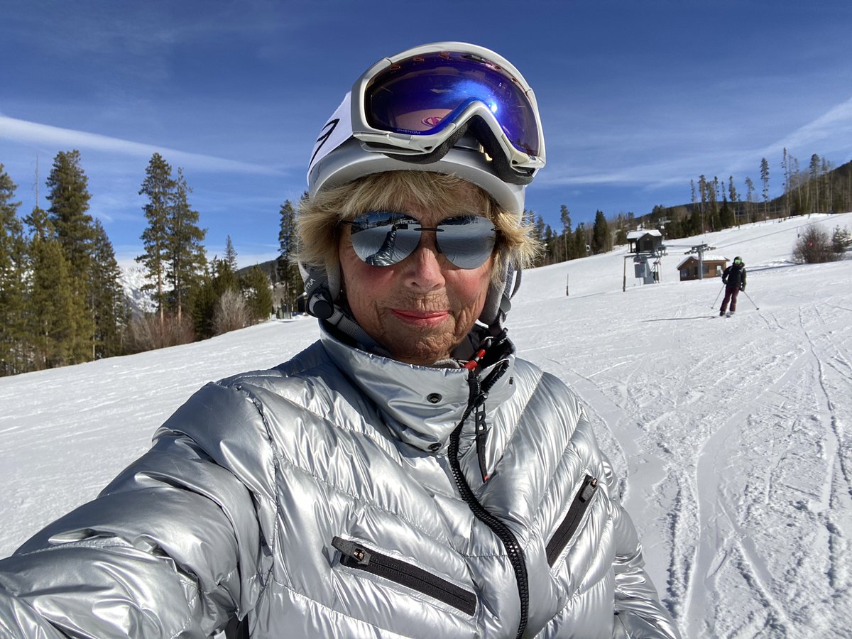 EllenDeHaven's tweet image. Skiing in Vail was a blast! Great weather and great friends. Can't wait to go back! #skication #skiing #vail #recreation #vacation #winter