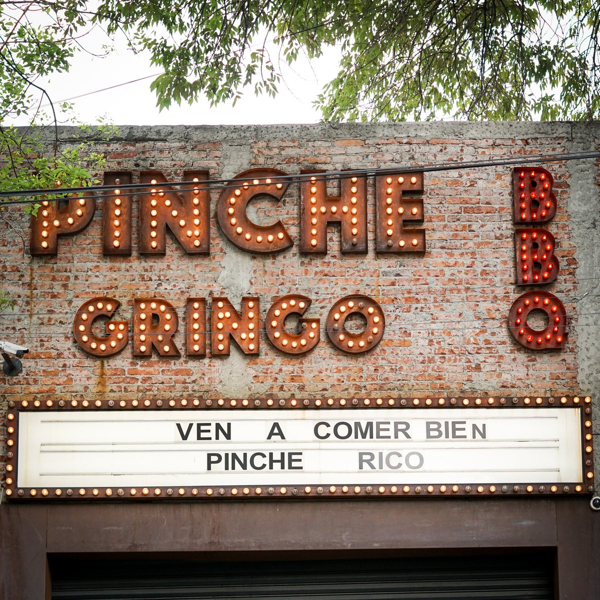 escollo_mx's tweet photo. Nada como una Dinamita de Escollo para disfrutar la auténtica experiencia americana del BBQ en Pinche Gringo BBQ.

#beer
#smallbatch
#bbq
#small
#independent
#local
#escollo
#IPA https://t.co/CkLSM4wPtb