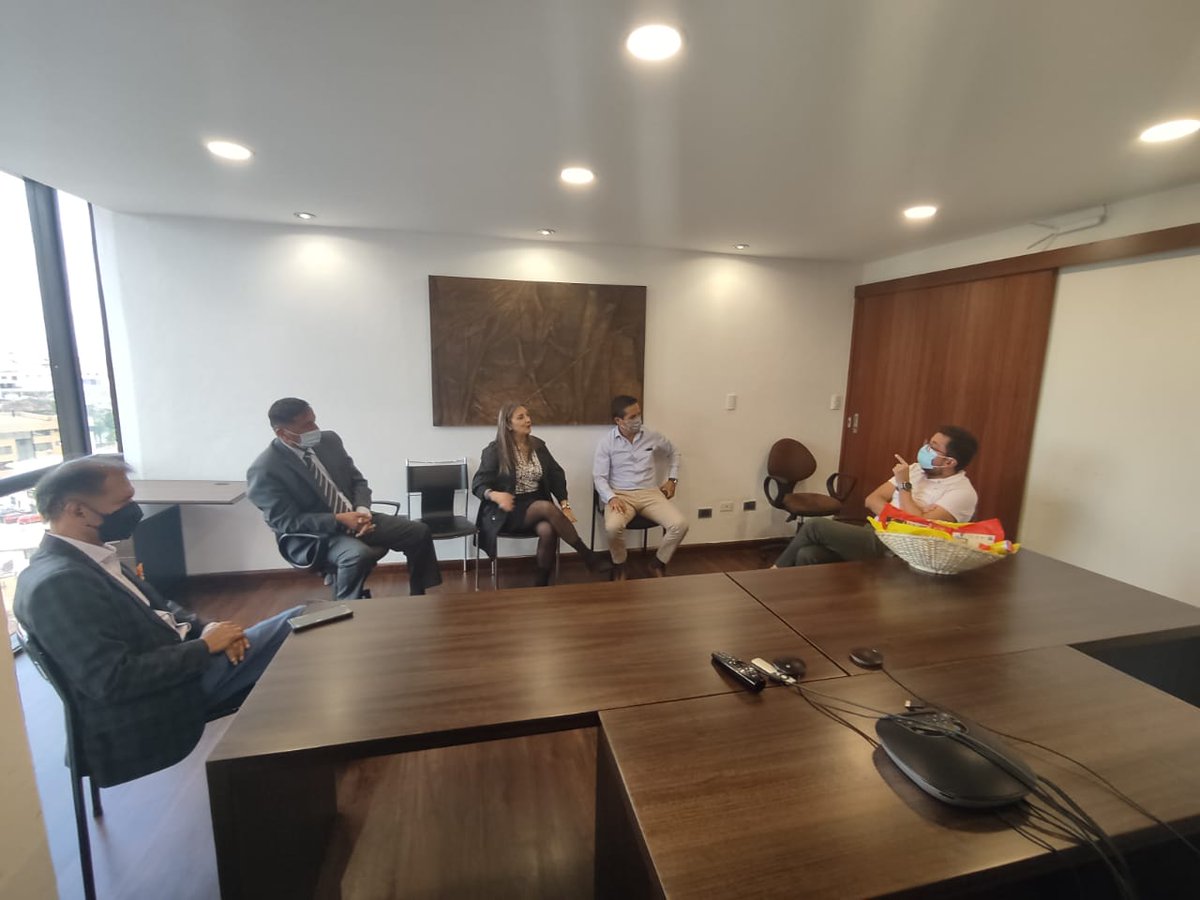 CulturaCUE's tweet photo. Esta mañana Nicolás Muñoz se ha comprometido como compadre del Desfile Carnaval de los 4 Ríos Cuenca 2022, promovido por Amistad Club y la Unión de Periodistas del Azuay que se desarrollará este 26 de febrero. 

Agradecemos a la Corporación Azende por las canastas carnavaleras. https://t.co/esrAwF45Z2