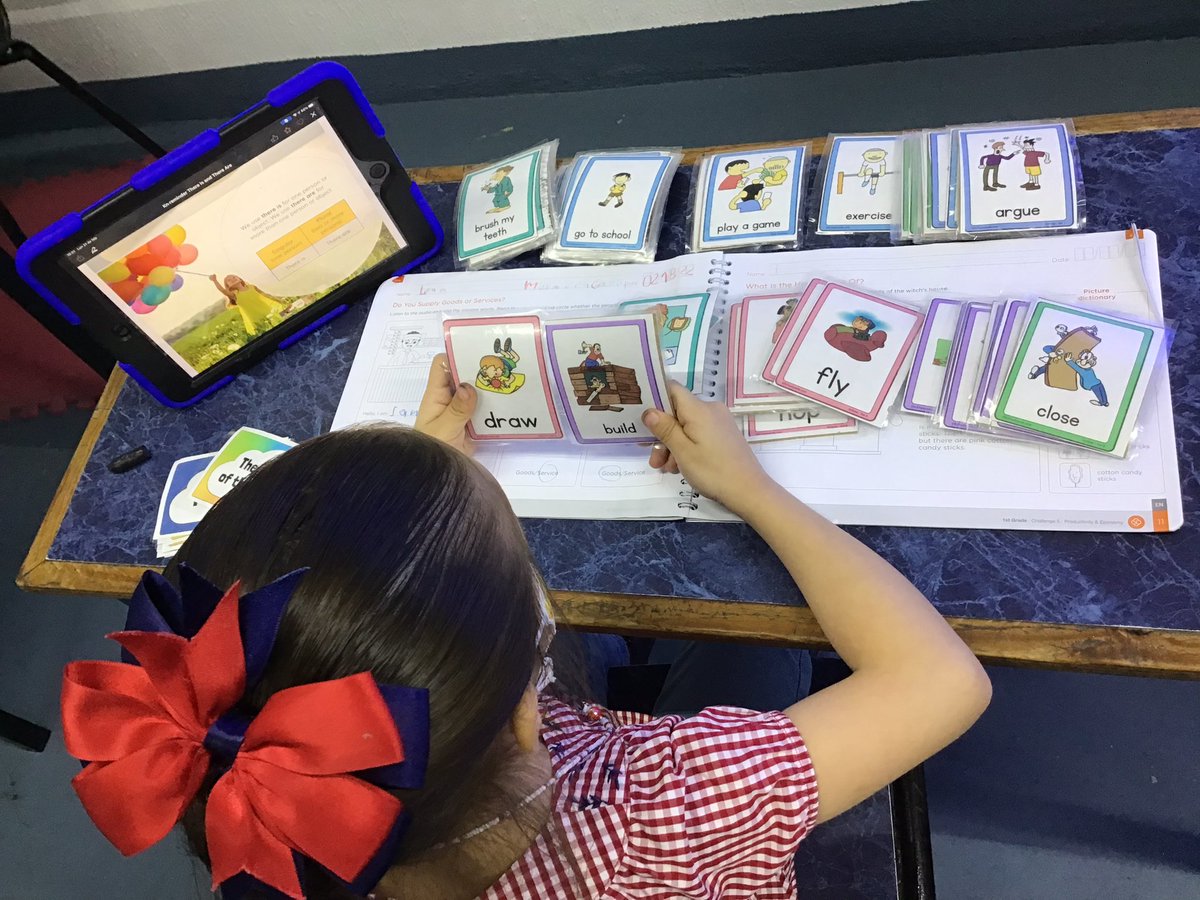 CSACoaMissMafer's tweet photo. Students use flashcard in order to learn new verbs and write sentences with them @AppleEDU @ColegioSnAngel_ @Knotion #ADSinProcess #ColegioSnÁngel #knotion #CSACoatzacoalcos https://t.co/hz07zqd4oK