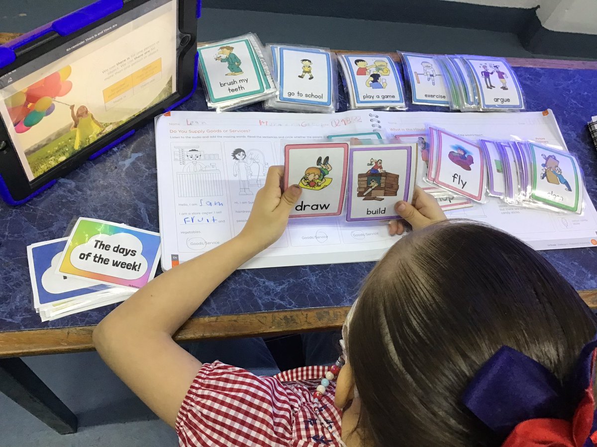 CSACoaMissMafer's tweet photo. Students use flashcard in order to learn new verbs and write sentences with them @AppleEDU @ColegioSnAngel_ @Knotion #ADSinProcess #ColegioSnÁngel #knotion #CSACoatzacoalcos https://t.co/hz07zqd4oK