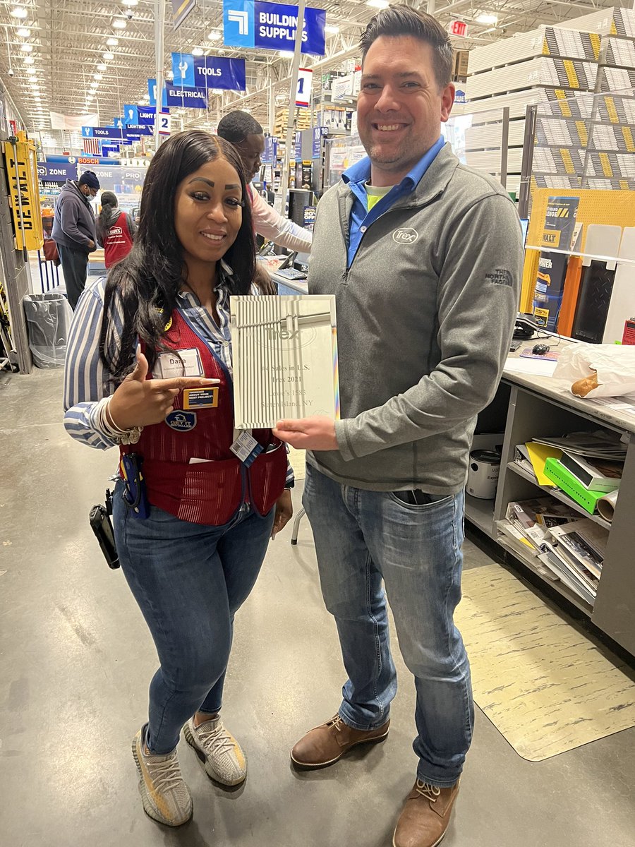 ShannonPRO1583's tweet photo. This is what #teamwork is! #lowesPro #TREXDECK #1 in NY and #4 in the U.S. let’s get it for 2022 💪🏼 #proudsupervisors @Mathieupowell24 @AsverGlusac @ryanmack1414 @danakwaku @TheProRally https://t.co/1shuSVC12E