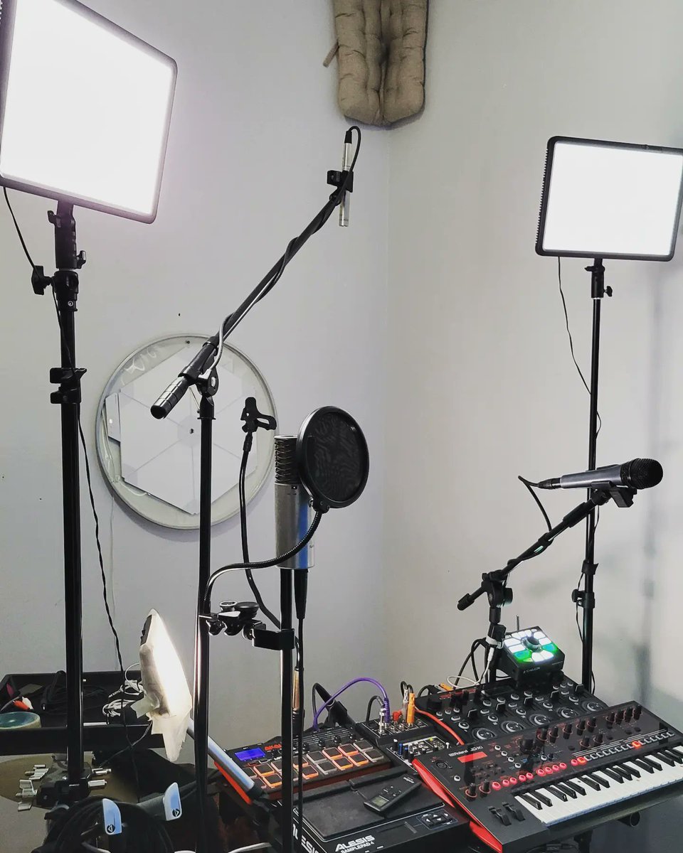 JoshuaLucasXR's tweet photo. Reconfigured my livestream VR concert setup to allow for some holographic concert experiments. Stay tuned! ๐
#vrconcerts #vrmusician #holoportation #livestreamsetup https://t.co/qJsvMzl05X