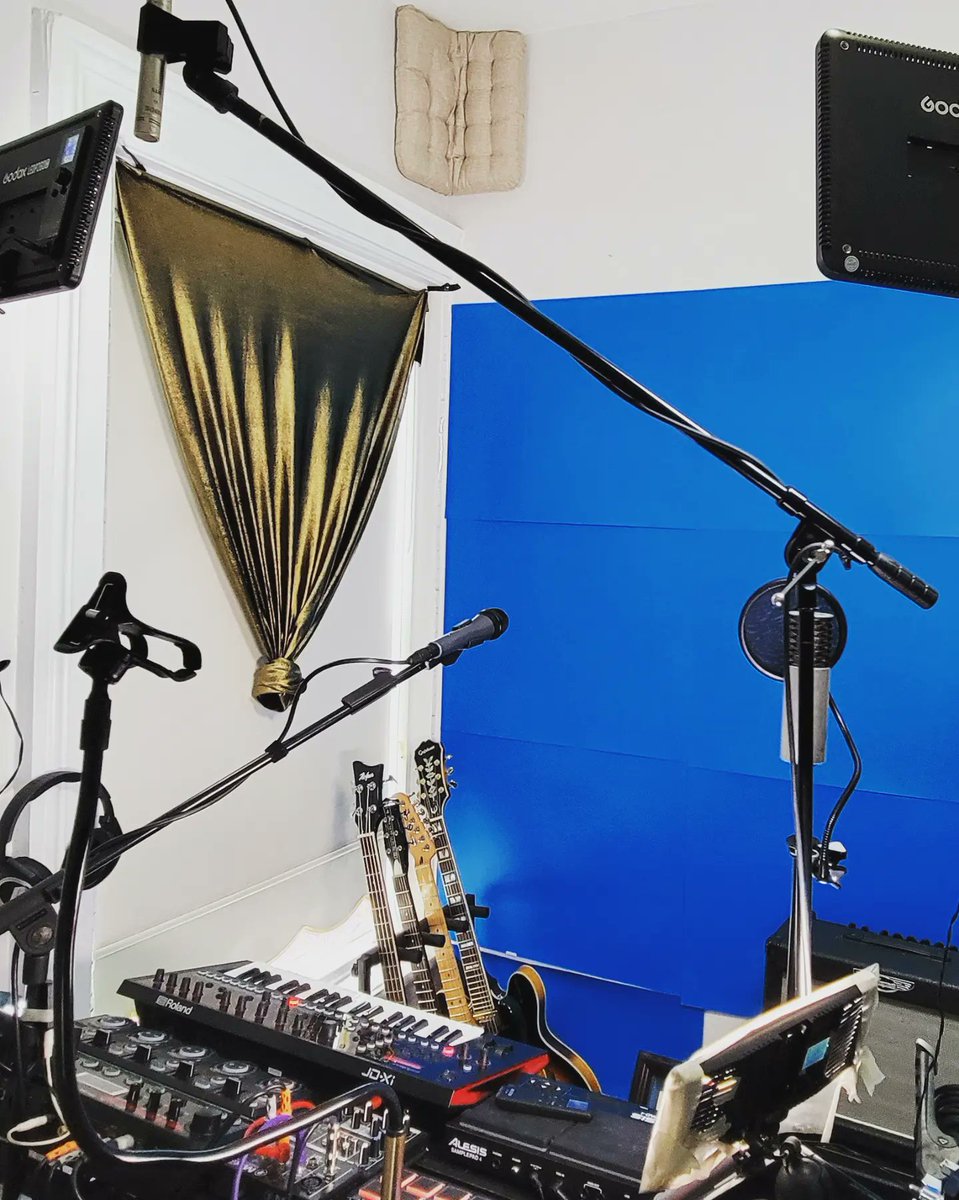 JoshuaLucasXR's tweet photo. Reconfigured my livestream VR concert setup to allow for some holographic concert experiments. Stay tuned! ๐
#vrconcerts #vrmusician #holoportation #livestreamsetup https://t.co/qJsvMzl05X