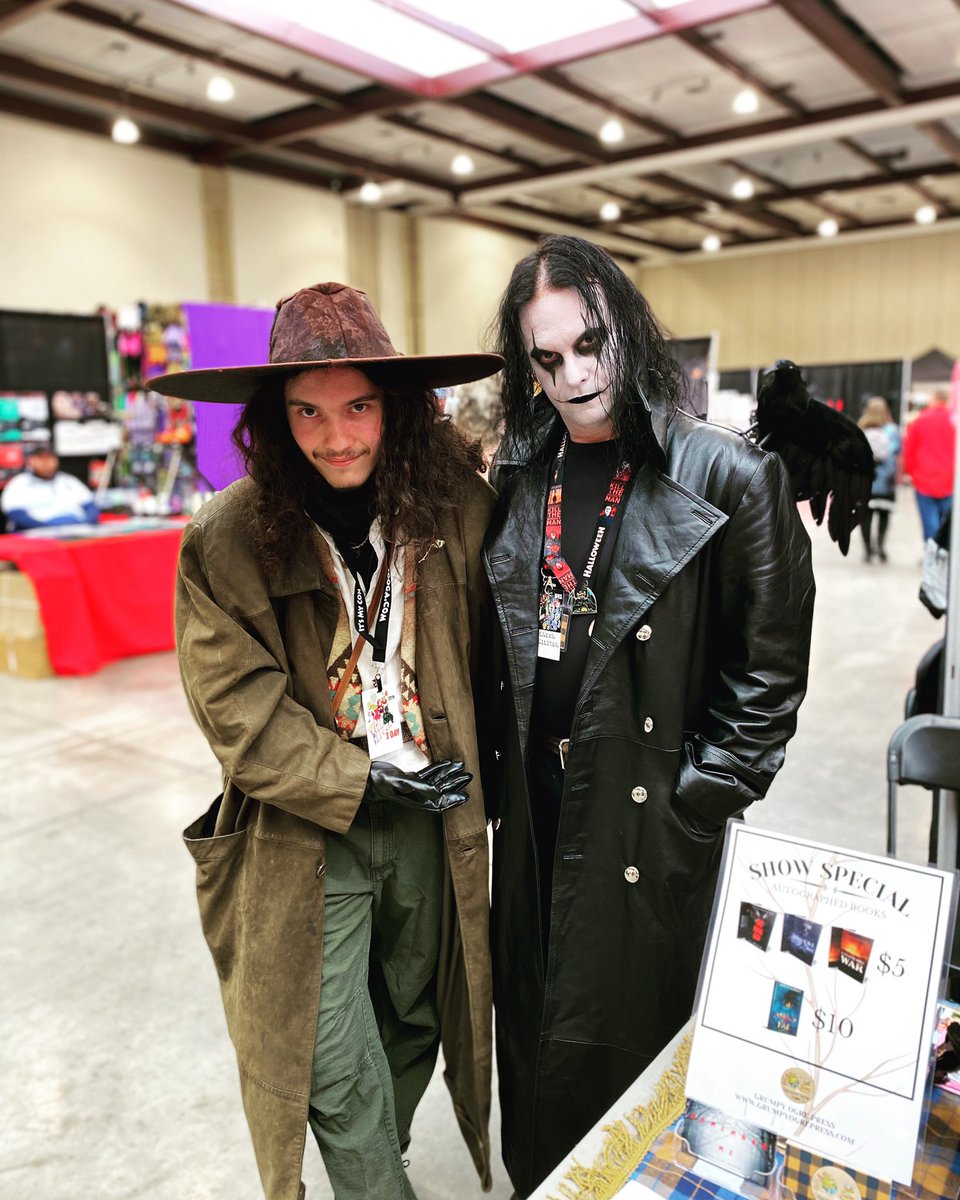 RememberMe_2018's tweet image. Just giving a shout out to my good friend Rhys for his help at the @ConNooga show this past weekend. If not for his help with the sometimes overwhelming crowd that gathered I would not have sold out of books early. A great show with great event staff and friends.🎩🤘🍺