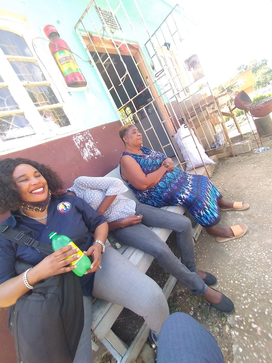 Stcy14226538's tweet photo. Sun hottt🥵🥵. Stopped to cool dwn and hav a chat with foundation resident that everyone calls "Aunty". She educated us on the community from back then to now. #12StandardsMatter #ECCCommunityFlex @ECCJA @TanishaMill2012 @annie_porter1 @BeeAronson @eleanorelvin76 @KemoyLeslie https://t.co/Su65jXGDeP