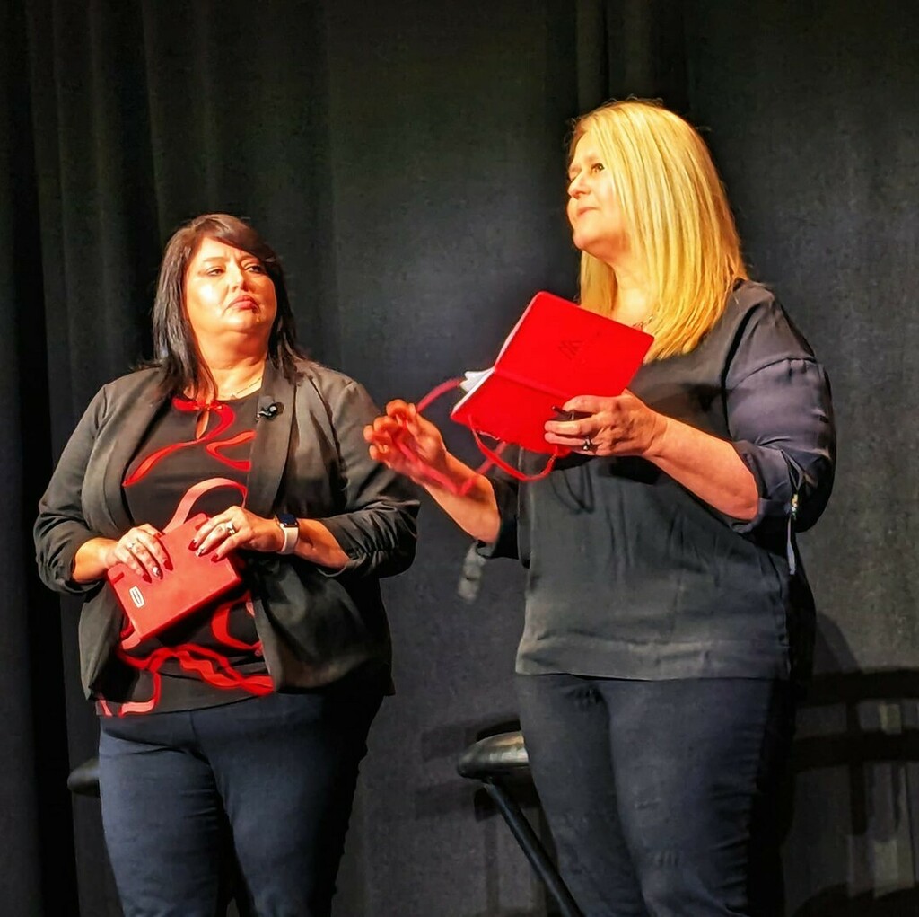 MarkInNaplesFL's tweet photo. Laura Gillott sharing best practices, vision and leadership skills at the 2022 Keller Williams Realty International annual Family Reunion to nearly 500 leaders and agents from around the world in Orlando, Florida! #KWRI #KWFamilyReunion2022 #kwfr https://t.co/kFBUomJP1f