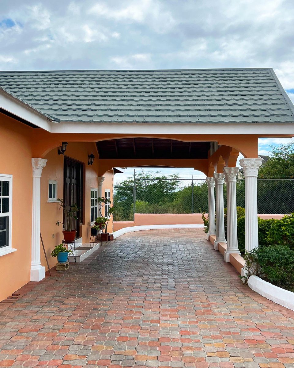 SashaRealtor's tweet photo. Attention all buyers, 

Beautiful family home available in St. Jago Heights, Spanish Town. 

4 bedrooms all with en-suite bathrooms and large closets. 

Listed at JMD$ 65,000,000 https://t.co/cuj2auNIyu