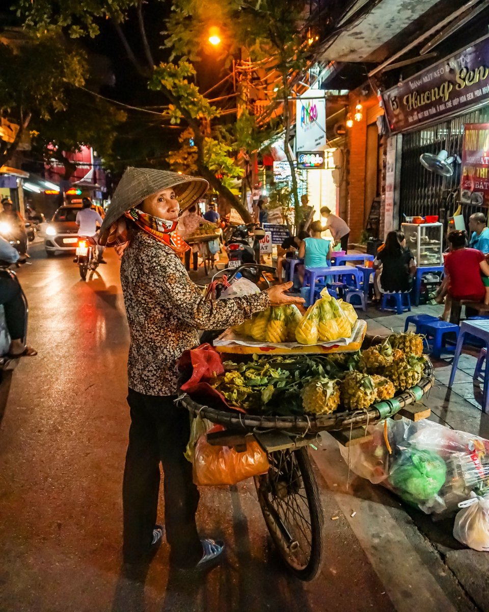 Una mujer vende piñas en su bicicleta por las calles de Hanoi, Vietnam.

📸: <a href="/SonyEspana/">Sony España</a> #Sonya6000

#hanoi #vietnam #traveler #wanderlust #asia