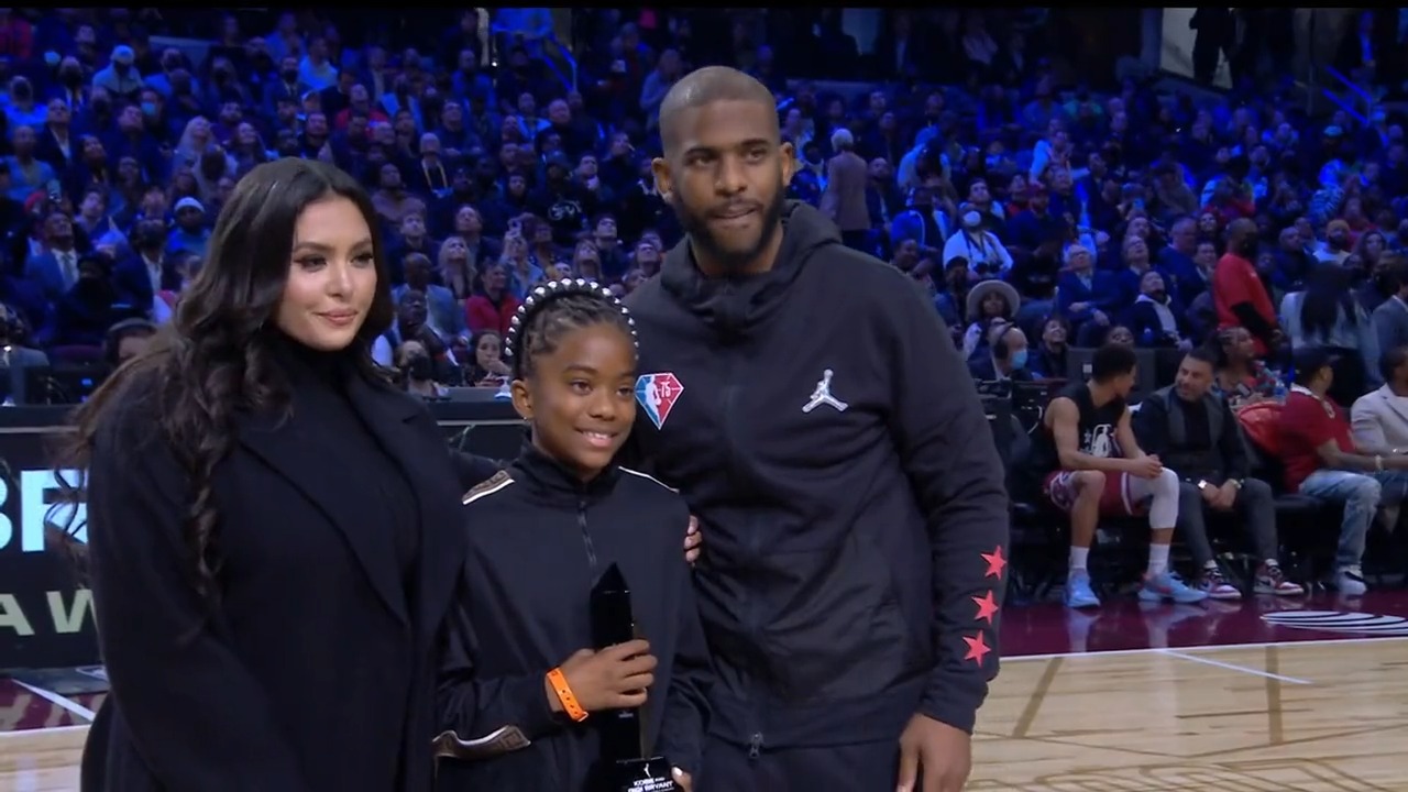 NBA on TNT on X: "Vanessa Bryant presented CP3 with the inaugural Kobe &  Gigi Bryant @WNBA Advocacy Award ❤️ #NBAAllStar https://t.co/GXgNXnDOFW" / X