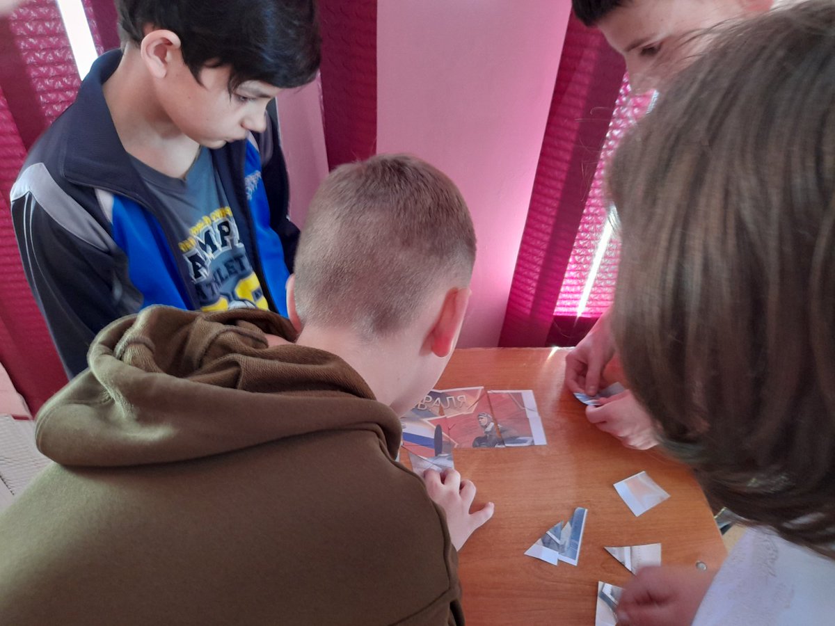 school11ok's tweet photo. После поздравительной части,  мужским командам "Десантники" и "Пограничники" предстояло выполнить немало ��спытаний. Они соревновались в ловкости, силе, меткости, быстроте, сообразительности. https://t.co/yRzzpz3wv9