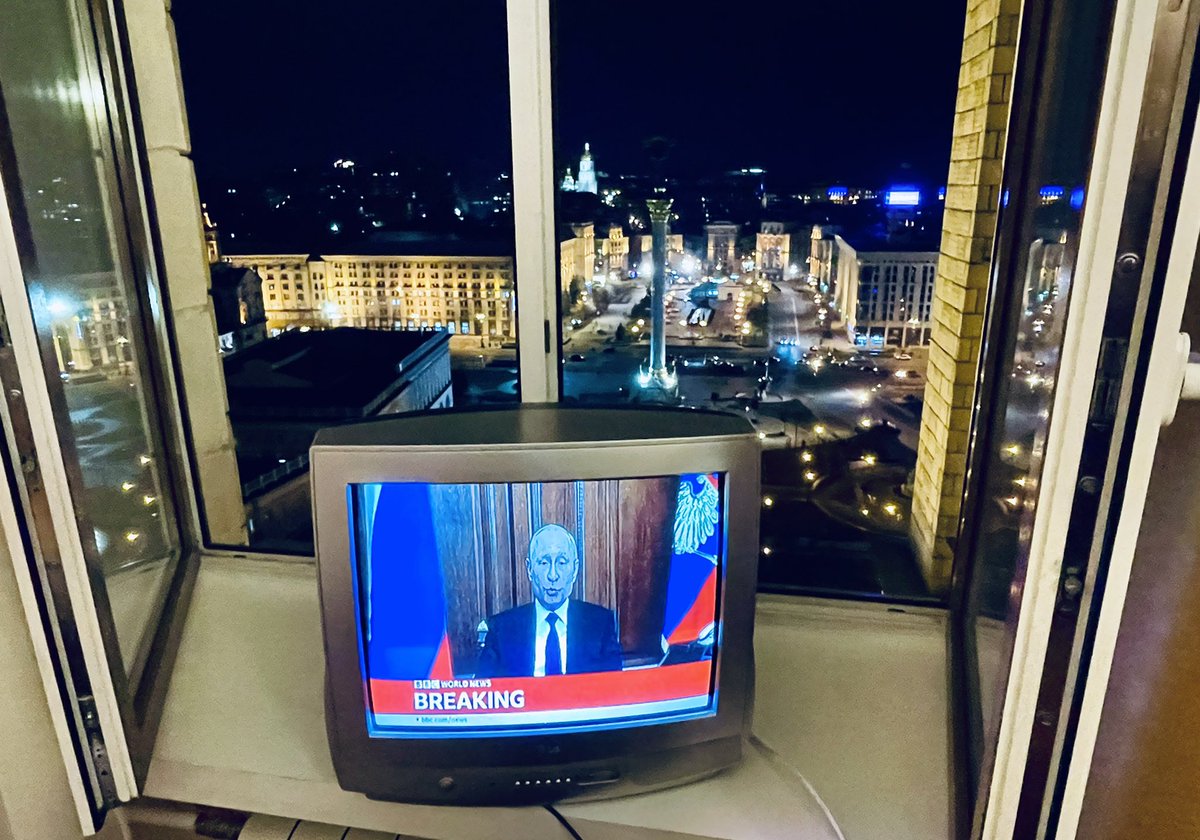 patrykmichalski's tweet photo. 📍Smutny wieczór w całej Ukrainie. 

Putin właściwie odmawia Ukrainie prawa do samodzielnego funkcjonowania. 

W tle Majdan, miejsce, gdzie Ukraińcy przelewali krew za wolność swojego kraju. @wirtualnapolska https://t.co/4KM6505GpV