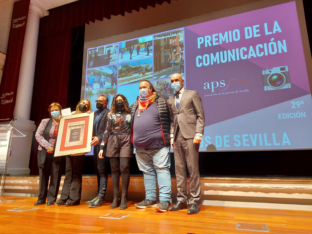 ¡Qué orgullo de compañeros/as! Enhorabuena a los fotoperiodistas y cámaras de TV por su trabajo desarrollado durante la pandemia. XXIX Premio de la Comunicación de la Asociación de la Prensa de Sevilla #PremiosAPS
