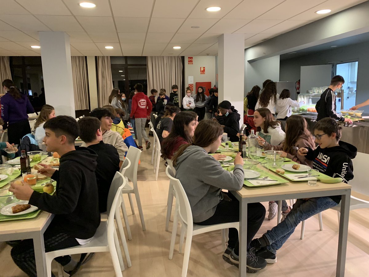 CourGemma's tweet photo. Tots a sopar #pctesquiada2122 tenim gana a @INS_Pla_Marcell https://t.co/Mc4fN3oFKr