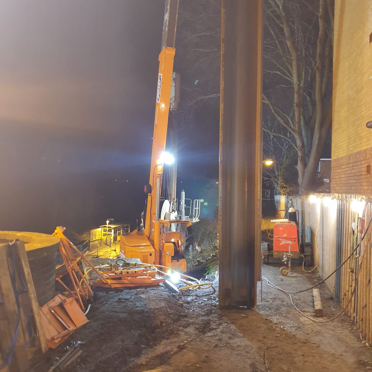AGDEquipment's tweet photo. We work day or night for our customers and all weekend too when required. Here we are busy in Liverpool with our #Giken CB2 #ClampCrane servicing a #Giken ECO700S #SuperCrush #SilentPiler alongside a railway line during a possession for @JNPilingLtd https://t.co/KIpjOepsHn