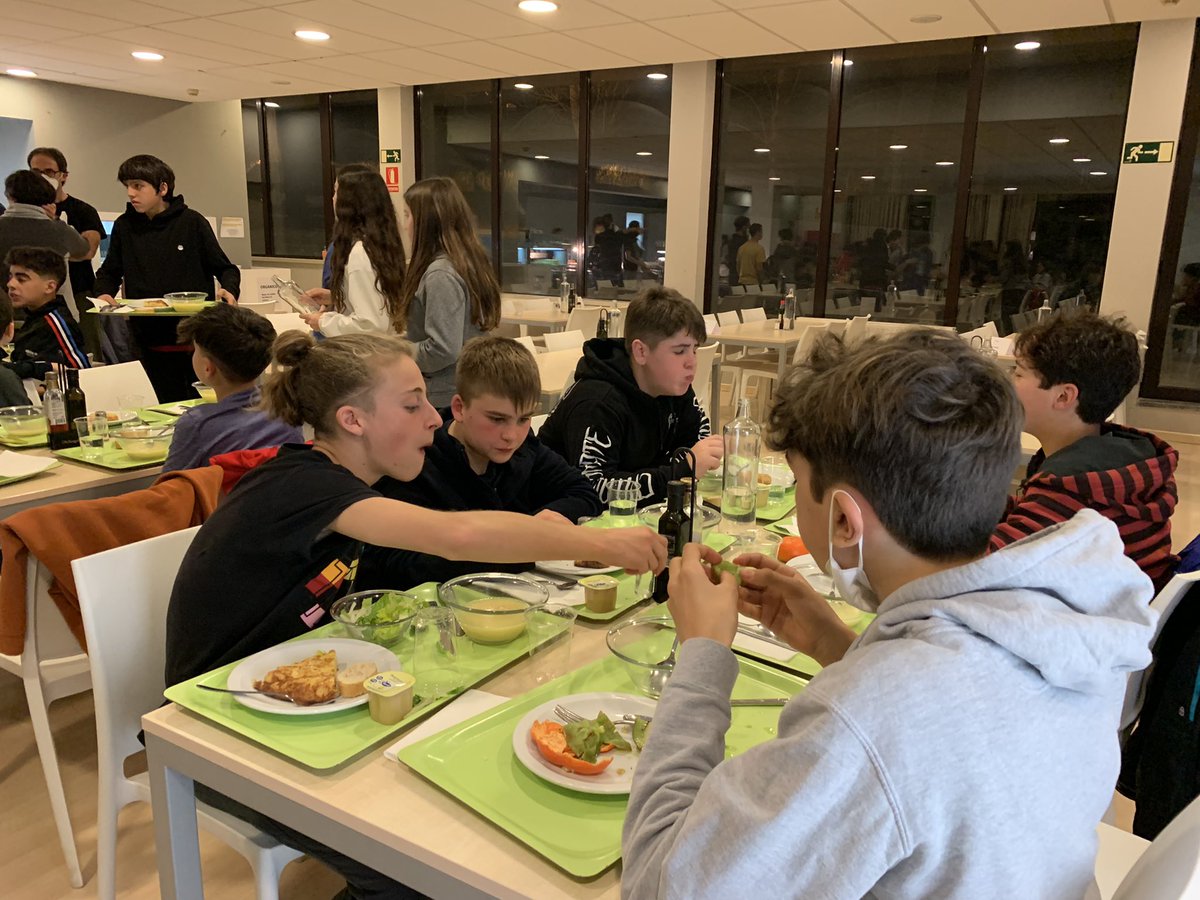CourGemma's tweet photo. Tots a sopar #pctesquiada2122 tenim gana a @INS_Pla_Marcell https://t.co/Mc4fN3oFKr