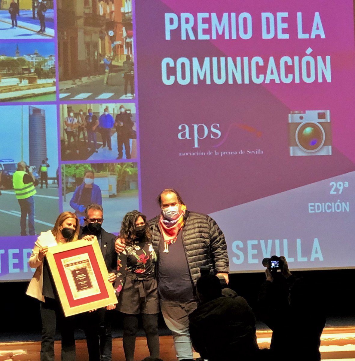 Gracias a la <a href="/aprensasevilla/">Asoc. Prensa Sevilla</a> por reconocer el trabajo de los operadores/as de cámara de #Sevilla por su labor durante la pandemia. Grandes nuestros compañeros!! 
#premiodelacomunicacion  #sincamarasnohaytelevision