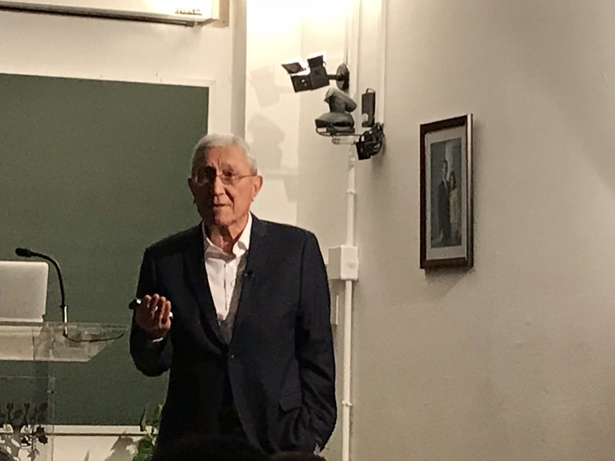 FdeCastroS's tweet photo. Con #WashintonBuño se va un pedazo grande de la moderna #Neurociencia.Gran científico+gran persona,siempre construyendo en positivo...y su propia #escuela @LabAraque @GertruPereaLab @llinas_marta Descanse en Paz.Aquí impartiendo su #MemoriaViva @SENC_ y recuerdo reciente en @rne https://t.co/JA9tr6NBPO