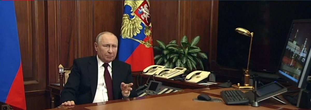 Bei so vielen Telefonen auf dem Schreibtisch eigentlich ein Wunder, dass nie eins klingelt.
#Putin
