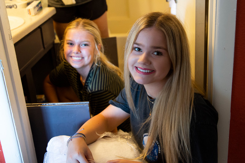 Warehouse &amp; Apartment Setup Volunteers and Groceries for refugees needed - mailchi.mp/6c0af5250316/w…