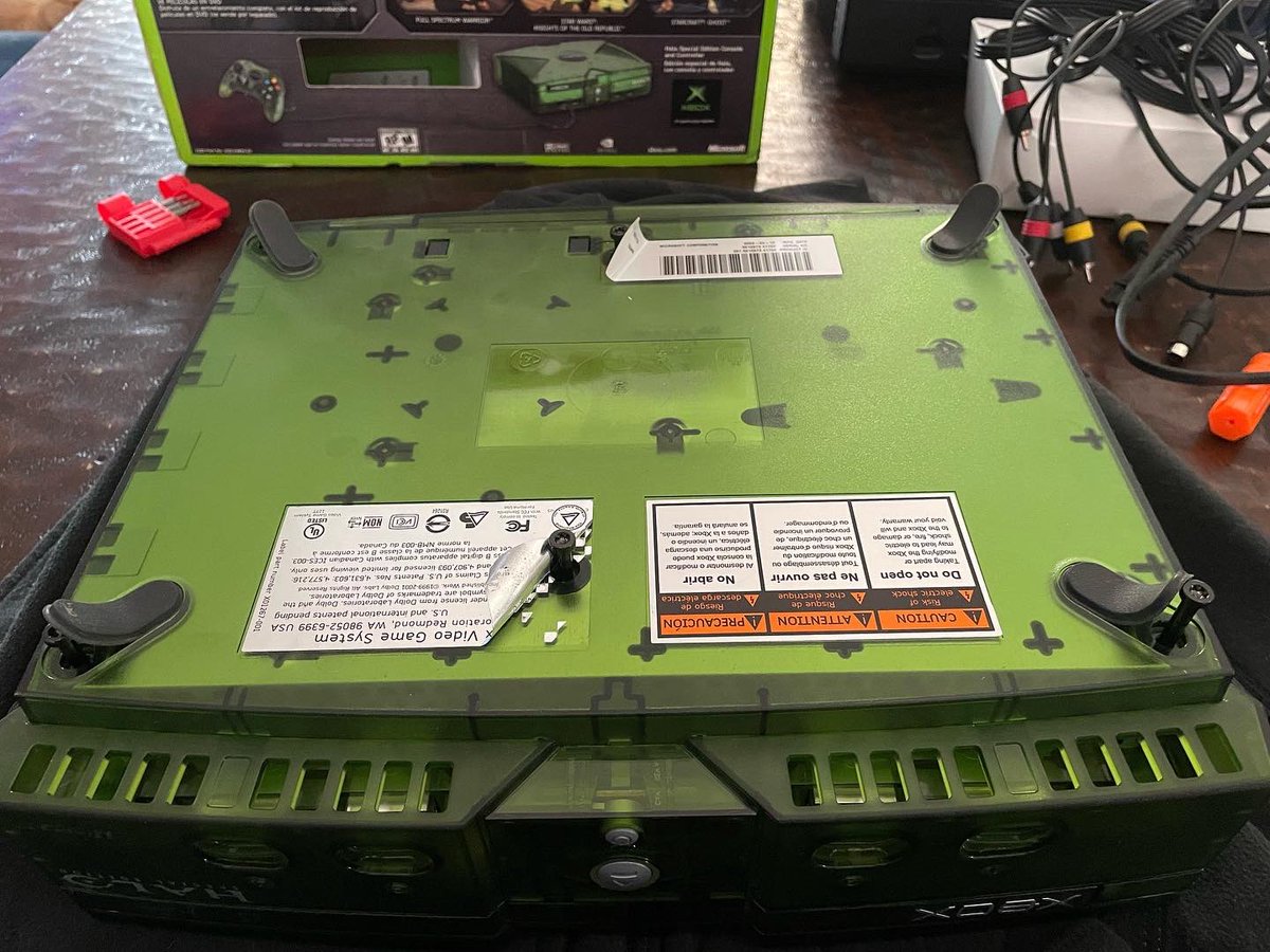 OutdateRef's tweet photo. Opening up my #xboxes to check for leaking clock #capacitor. Lucky me, both of my consoles are the later revision without that flawed cap. So a quick dust off & put it back together. #xbox #retro #console #gaming https://t.co/mzJMlxNtBM