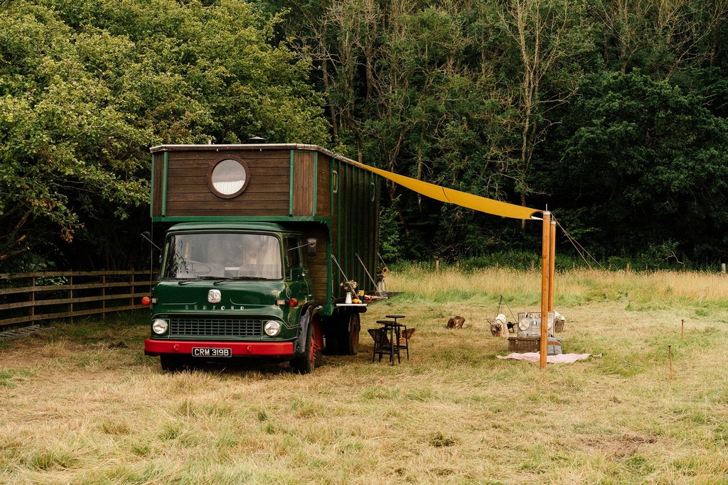 GlampinglyHQ's tweet photo. Take a 1960s Bedford lorry, add some serious design skill &amp; a whole lot of love &amp; what do you get? This Northumberland gem! 🚚

📍 The House Box, Northumberland
🔗 https://t.co/kEbNa1mI4R
#️⃣ #glamping #northumberland #horsebox #bedford #vintage https://t.co/IZmRYqgFVN